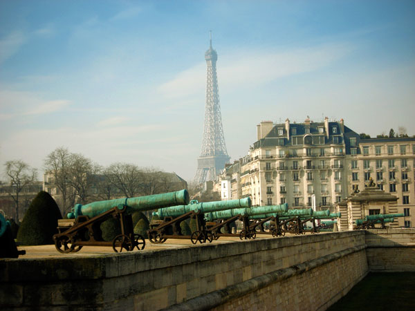 Torre Eiffel vista de Invalides, na Rue de Grenelle - Paris - Fui e Vou Voltar - Alessandro Paiva