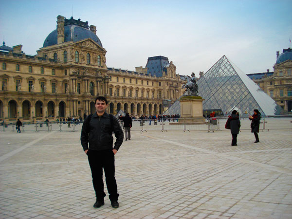 Louvre e sua pirâmide ao fundo - Paris - Fui e Vou Voltar - Alessandro Paiva