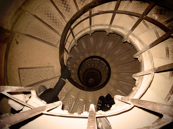 Escadaria para subir ao topo do Arco do Triunfo: 284 degraus - Paris - Fui e Vou Voltar - Alessandro Paiva