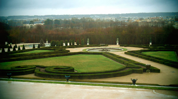 Um dos Jardins do Palácio com a cidade de Versalhes ao fundo - Paris - Fui e Vou Voltar - Alessandro Paiva