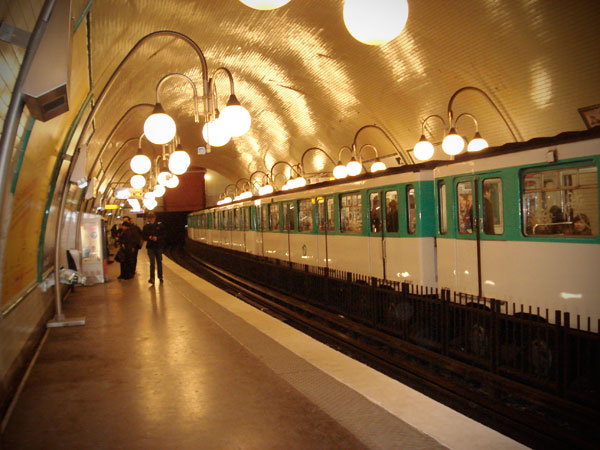 Estação de metrô Cité - Paris - Fui e Vou Voltar - Alessandro Paiva