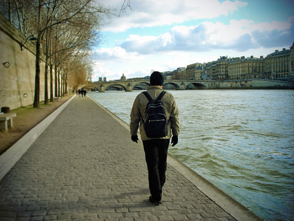 Élcio caminha pela Quai des Tuileries - Paris - Fui e Vou Voltar - Alessandro Paiva