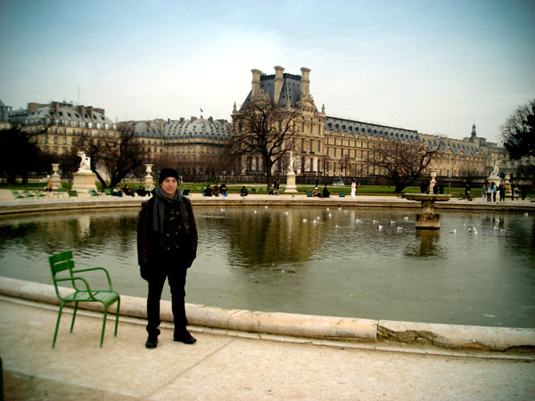 Fonte do Jardin des Tuileries e o Museu do Louvre ao fundo - Paris - Fui e Vou Voltar - Alessandro Paiva
