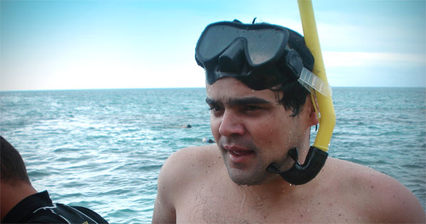 Élcio, após mergulhar de snorkel nos parrachos de Maracajaú - Fui e Vou Voltar - Alessandro Paiva