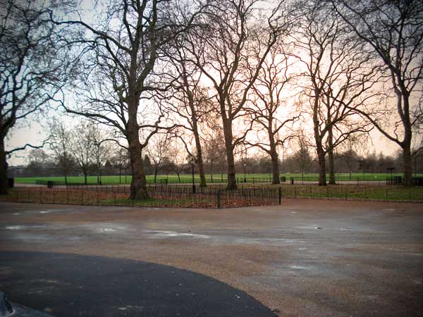 Hyde Park, de frente ao ponto de ônibus - London - Fui e Vou Voltar - Alessandro Paiva