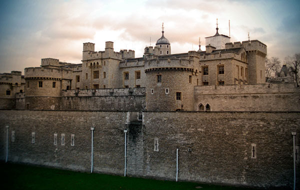 Parte de trás da Torre de Londres, de frente ao ponto de ônibus - London - Fui e Vou Voltar - Alessandro Paiva