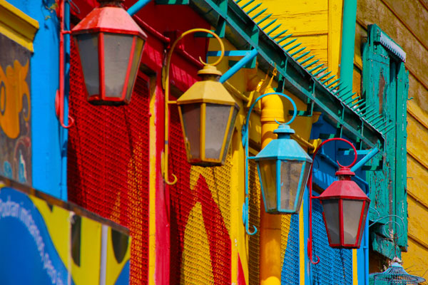 Detalhe das lanternas coloridas no Caminito - Buenso Aires - Fui e Vou Voltar - Alessandro Paiva