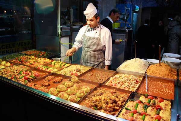 Cozinheiro prepara os pratos na vitrine de um restaurante em Sultanahmet - Istanbul - Fui e Vou Voltar - Alessandro Paiva