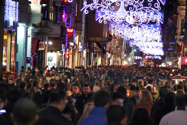 Movimento intenso de pessoas pela İstiklal Caddesi - Istanbul - Fui e Vou Voltar - Alessandro Paiva