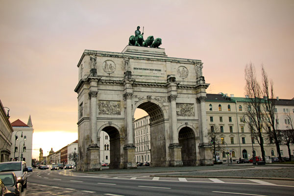 Siegestor (Portão da Vitória), o arco do triunfo na Leopoldstrasse - München - Fui e Vou Voltar - Alessandro Paiva