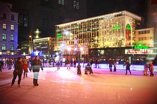 Ringue de patinação no gelo, montado na Karlsplatz. Ao fundo, a Kaufhof - München - Fui e Vou Voltar - Alessandro Paiva
