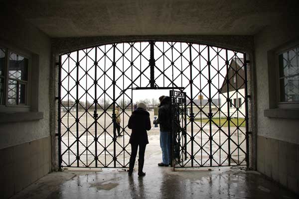 Portão da Jourhaus, no Campo de Concentração de Dachau - München - Fui e Vou Voltar - Alessandro Paiva