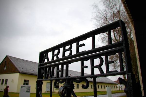 Inscrição "Arbeit macht frei" (O trabalho o libertará), na Jourhaus - München - Fui e Vou Voltar - Alessandro Paiva