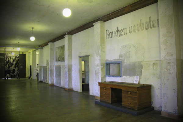 Museu de exibição permanente de Dachau (antigo edifício de manutenção) - München - Fui e Vou Voltar - Alessandro Paiva