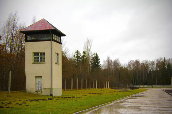 Torre de onde os oficiais da Schutzstaffel (SS) vigiavam os prisioneiros - München - Fui e Vou Voltar - Alessandro Paiva