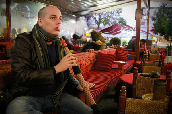 Eu, fumando narguilé - Istanbul - Fui e Vou Voltar - Alessandro Paiva