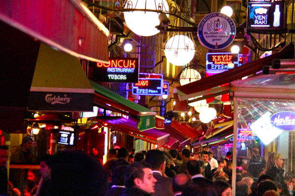 Nevizade Sokak e seus bares - Istanbul - Fui e Vou Voltar - Alessandro Paiva