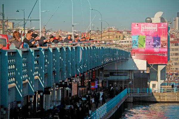 Pescadores ao longo da Ponte de Gálata - Istanbul - Fui e Vou Voltar - Alessandro Paiva