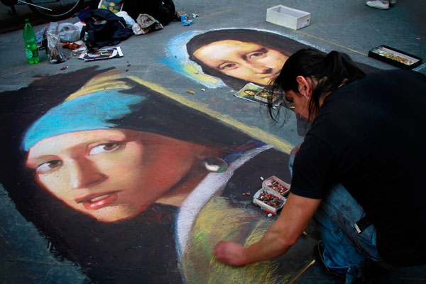 Artista de rua ilustra "A moça com Brinco de Pérolas" e "Mona Lisa", na Via Caliamala - Firenze - Fui e Vou Voltar - Alessandro Paiva