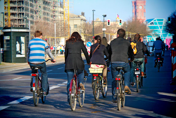 Ciclistas pela Unter der Linden - Berlin - Fui e Vou Voltar - Alessandro Paiva
