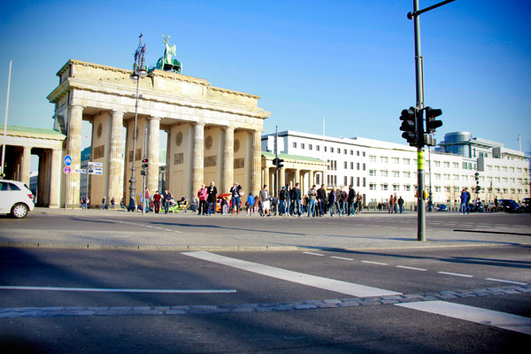 Portão de Brademburgo e marca do Muro de Berlim - Berlin - Fui e Vou Voltar - Alessandro Paiva