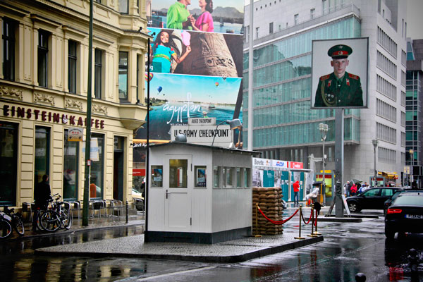Checkpoint Charlie - Berlin - Fui e Vou Voltar - Alessandro Paiva
