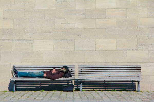 Homem dorme Spree - Berlin - Fui e Vou Voltar - Alessandro Paiva