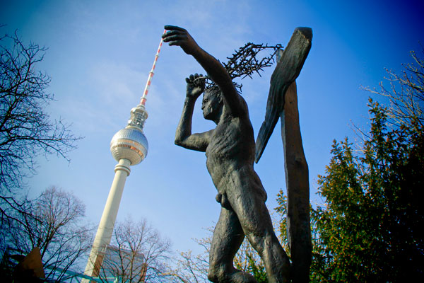 Estátua e Fernsehturm - Berlin - Fui e Vou Voltar - Alessandro Paiva