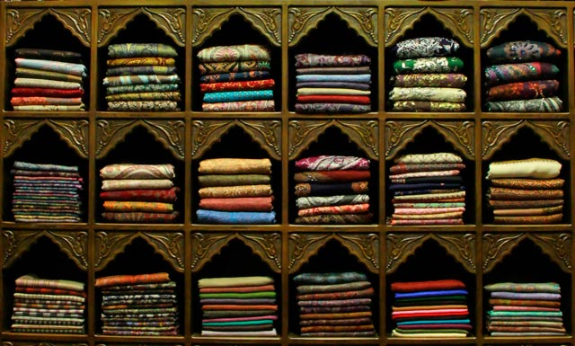 Prateleira de pashminas, no Bazar Egípcio