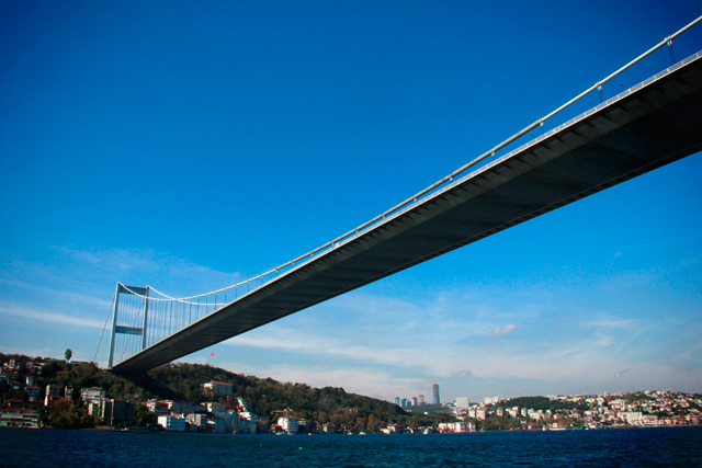 Ponte Fatih Sultão Mehmet e o lado europeu de Istambul