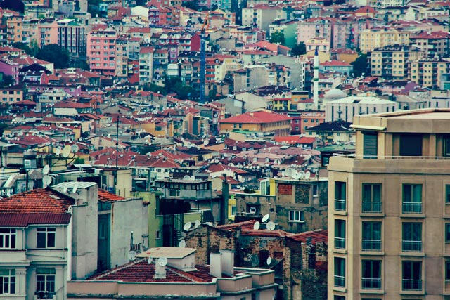 Telhados repletos de antenas parabólicas