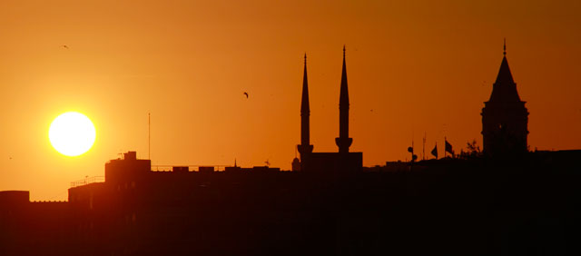 Por-do-sol visto do Bósforo, com destaque para a Torre de Gálata