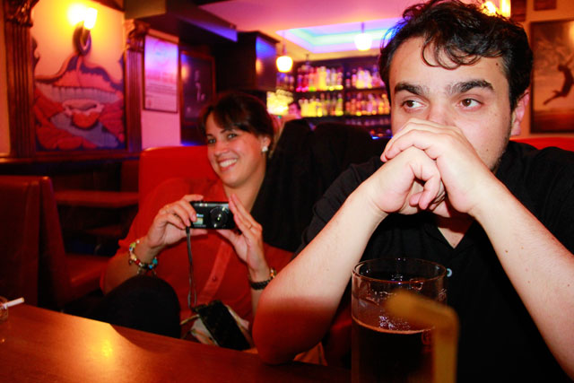 Ana e Élcio, no Mavi, bar na Nevizade Sokak