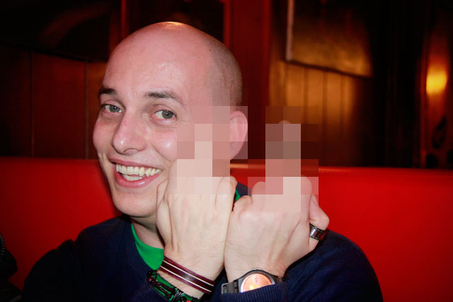 Gesto obsceno, no Mavi