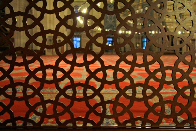 Tela que delimita o Salão de Orações, na Mesquita Nova