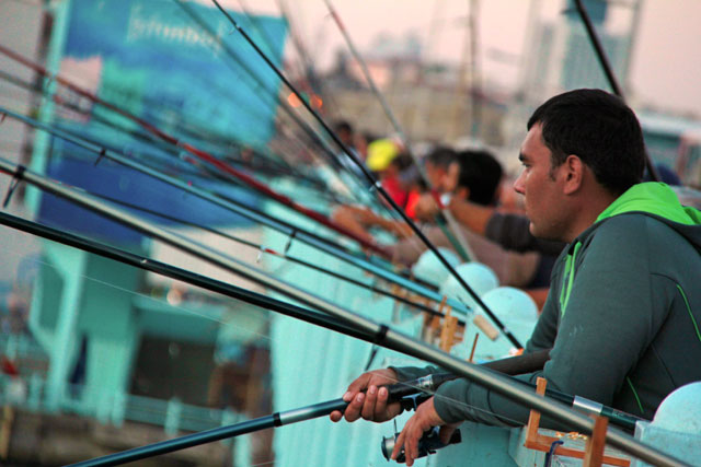 Pescadores ao longo da Ponte de Galata