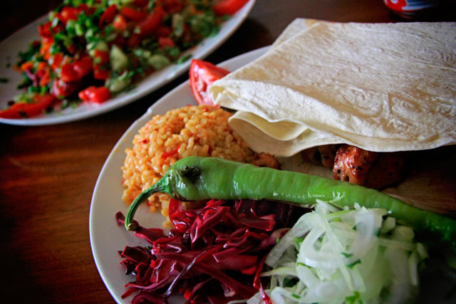 Refeição turca, com destaque para o kısır 