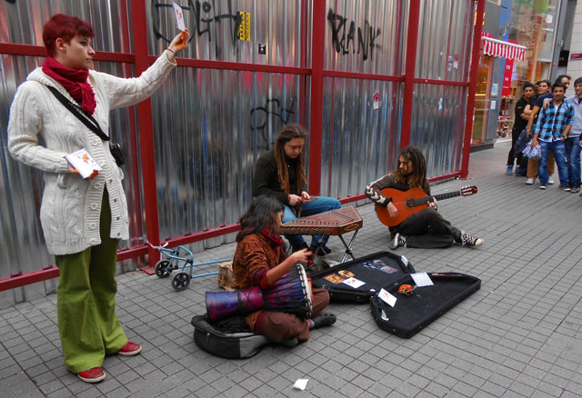 Banda Light in Babylon, na İstiklal
