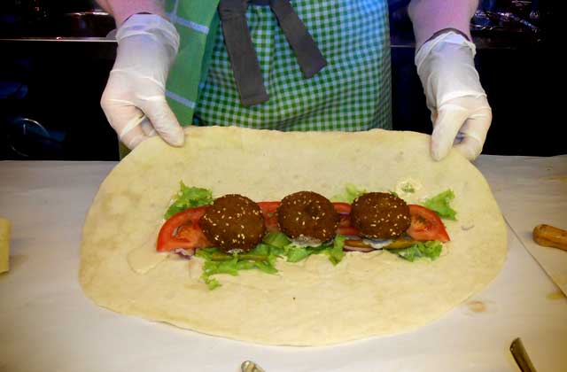 Moça prepara wrap de falafel, em Galata-Beyoğlu 