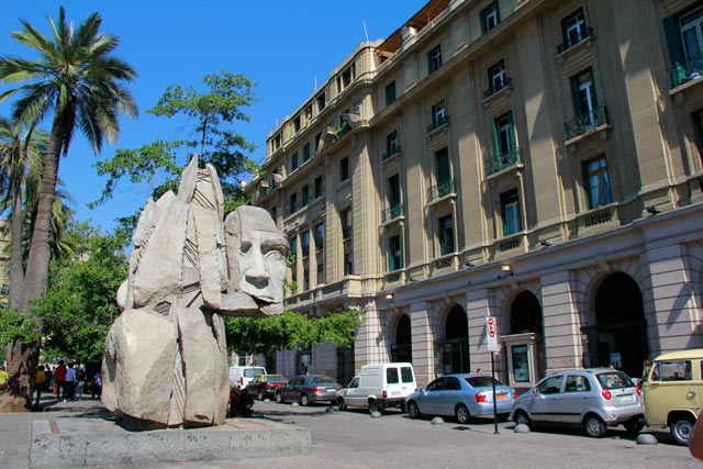 Monumento a los Pueblos Originarios, na Plaza de Armas