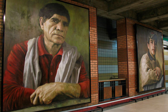 Quadros "Rostros del Bicentenario", do artista Gillermo Lorca, na estação Baquedano