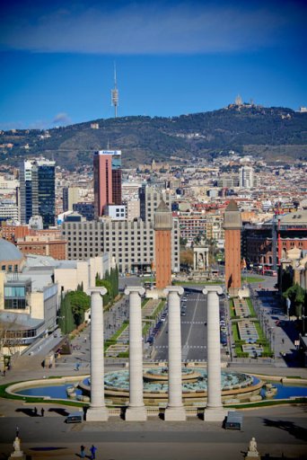 Fonte Mágica de Montjuïc vista da subida até o MNAC