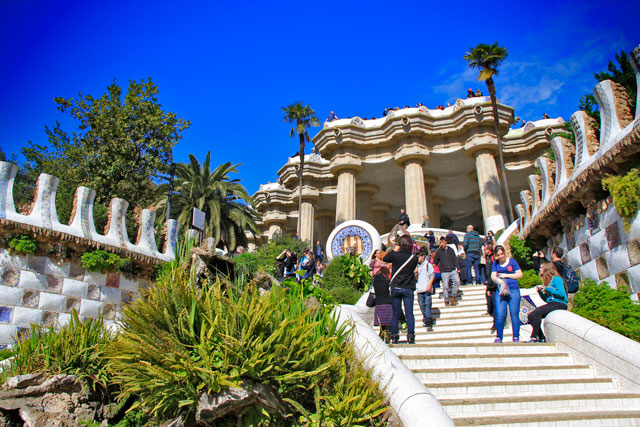 Escadaria da entrada do Parc Güell