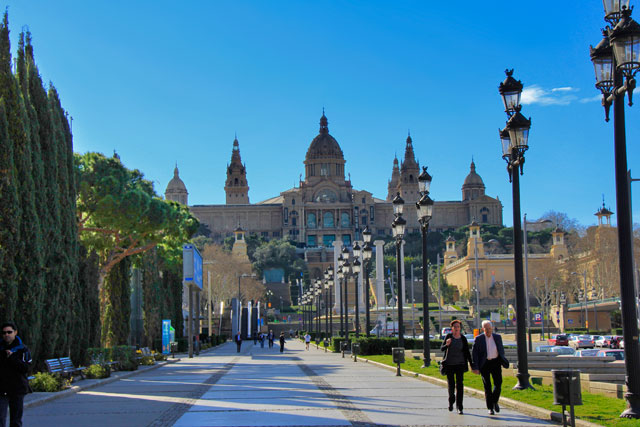 Avenida Reina Maria Cristina. Palau Nacional ao fundo