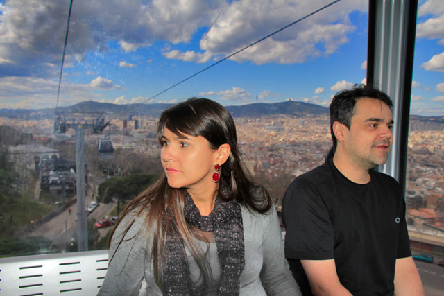 Clarice tensa, no Teleféric de Montjuïc