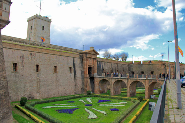 Jardins na entrada do Castell de Montjuïc
