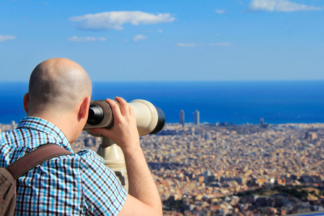 Contemplo Barcelona do mirante de Tibidabo