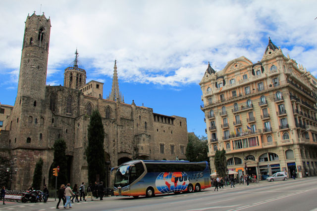 Plaça Ramon Berenguer el Gran. Muralha Romana à esquerda
