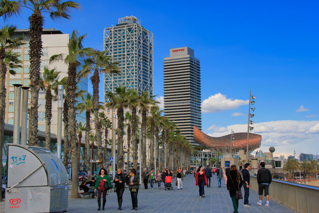Passeig Marítim de la Barceloneta, com Torres Gemelas ao fundo