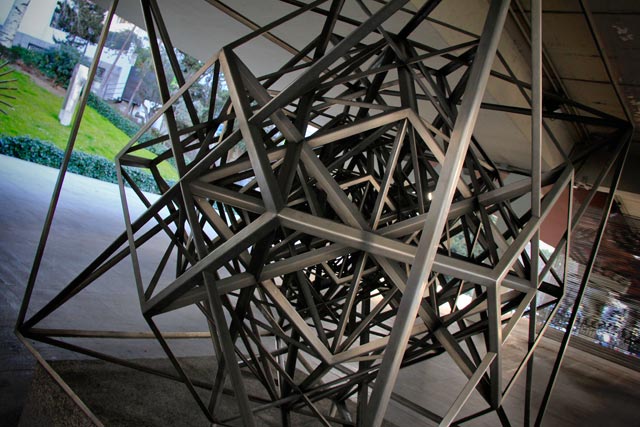 Estructuración Hiperpoliédrica del Espacio, de Rafael Leoz, no Museu Arte Público